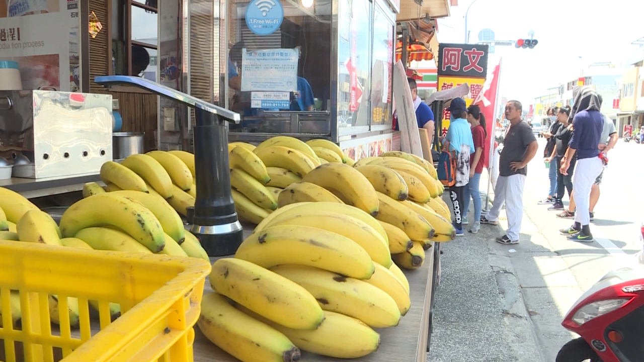 買香腸就送<em>香蕉</em>！香腸攤挺農民買下500台斤<em>香蕉</em>