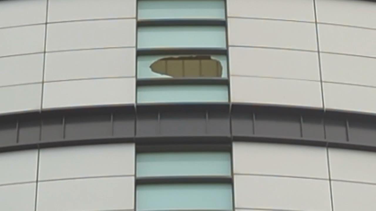 快新聞/新光三越外牆玻璃遭強風吹破 都發局限期改善:否則連續開罰