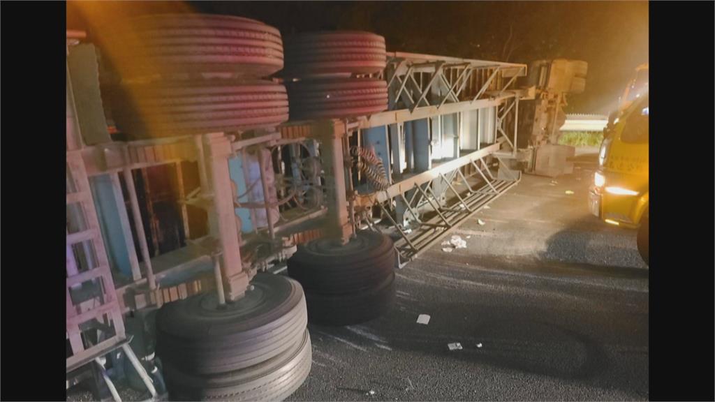 國3通霄段貨櫃車遭追撞翻車　擦撞護欄刮驚人火花