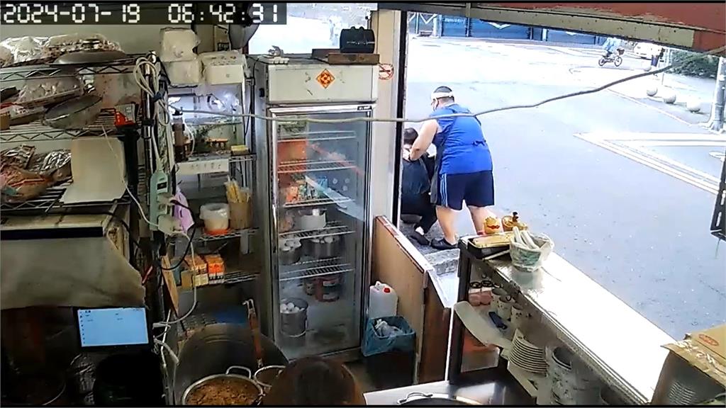 石柱還能這麼用？　男子用餐噎到　老闆及時用「石柱」協助催吐