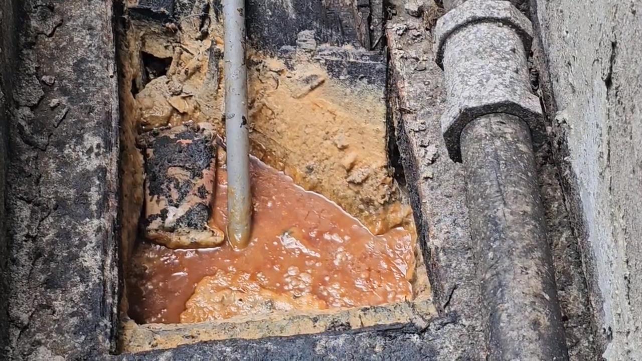 疑附近店家排放油污未妥善處理　基隆廟口巷子滿地油污臭味沖天