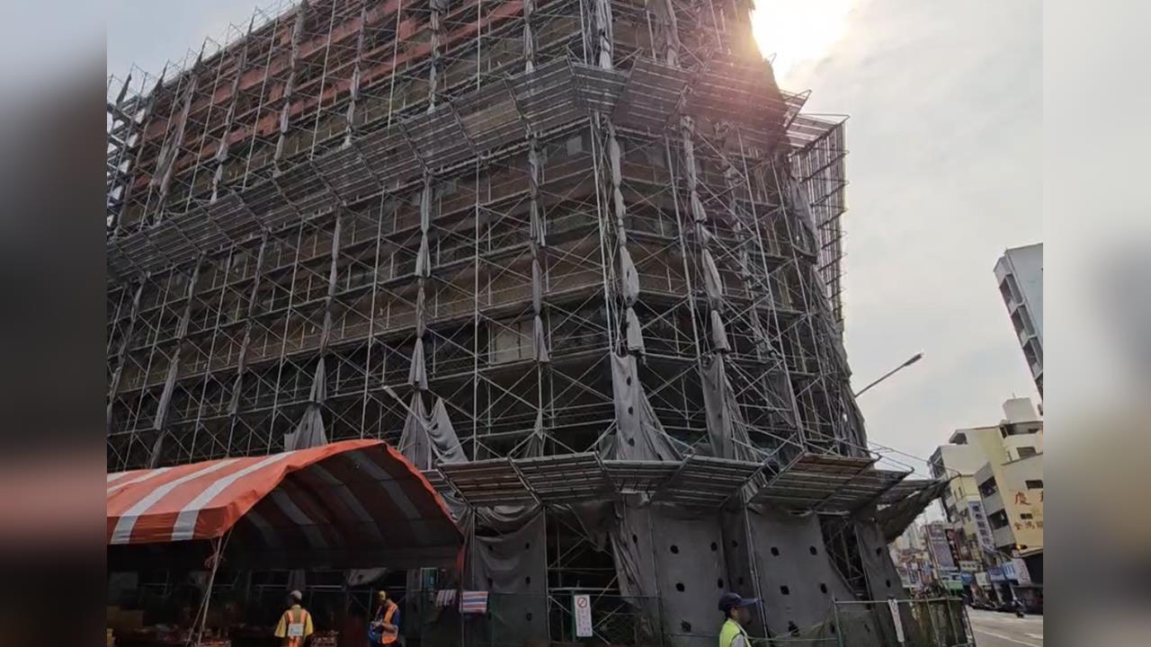 台南逾40年危樓「來亞大樓」今拆除　前主委率所有權人陳抗