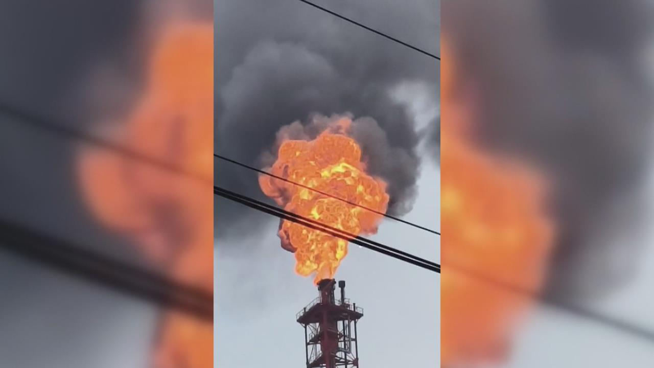 中油林園廠壓縮機跳俥！　燃燒塔「噴火」狂竄黑煙