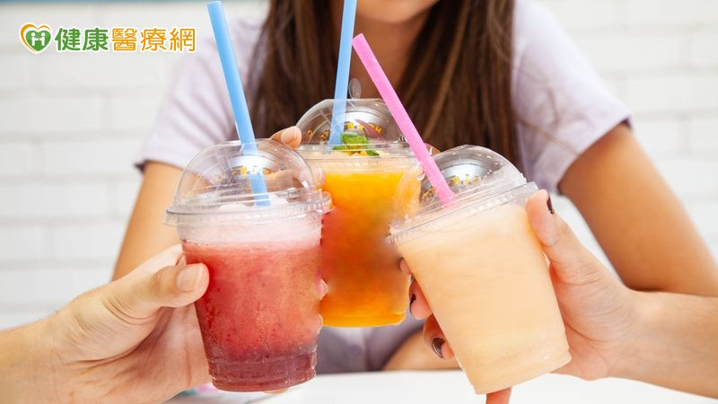 38歲男含糖飲料當水喝「腳水腫」要洗腎了！醫提「酷夏解渴3大招」