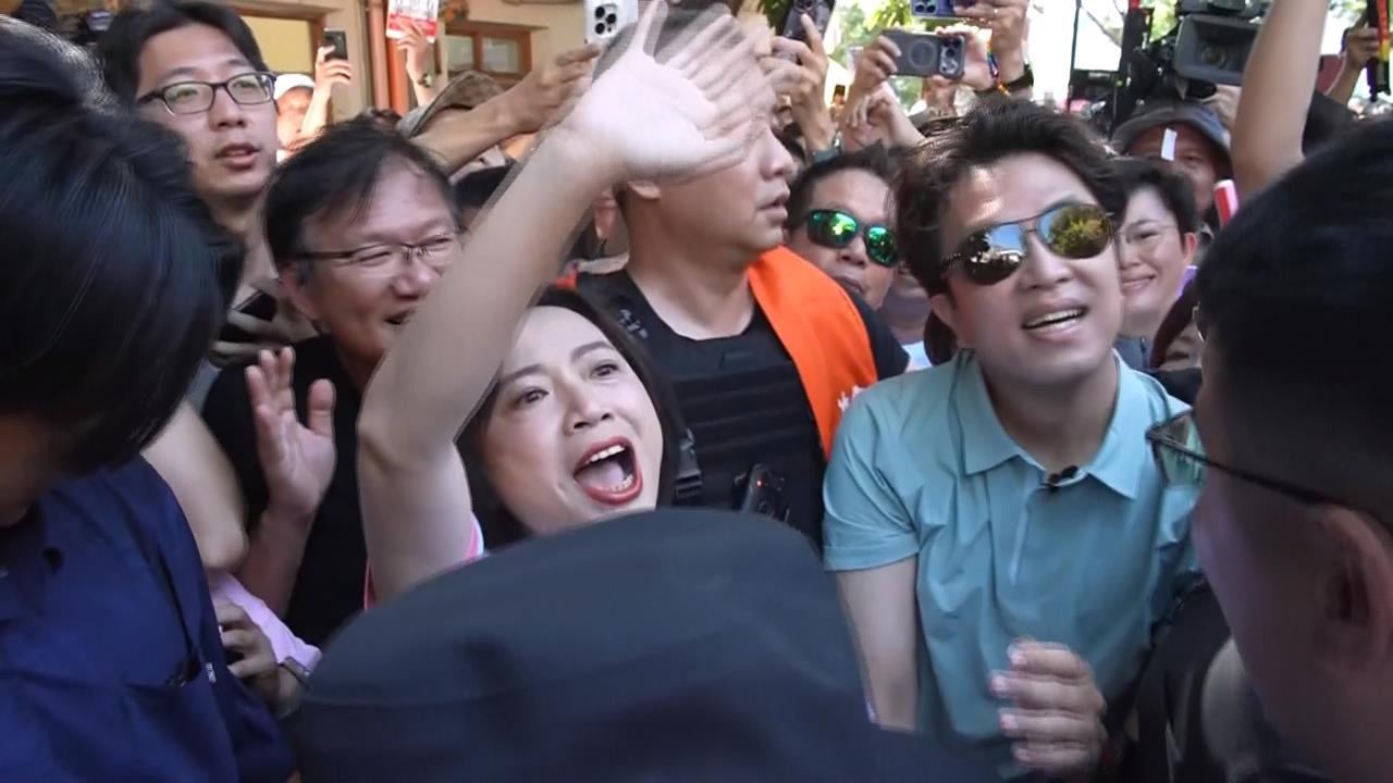 沈伯洋台中合體何欣純!  審計新村人潮爆滿"寸步難行"