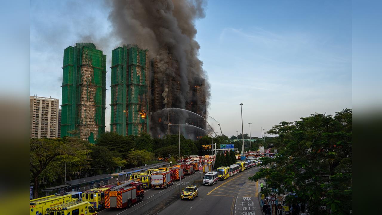 快新聞/香港宏福苑大火延燒近24小時 長者坐外頭一晚「身上只剩借來的1000元」
