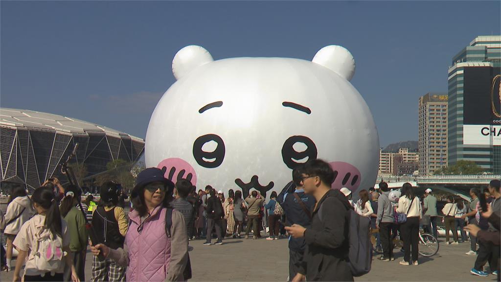 吉伊卡哇熱潮！愛河灣湧人潮　觀光局：初一單日湧近50萬人次