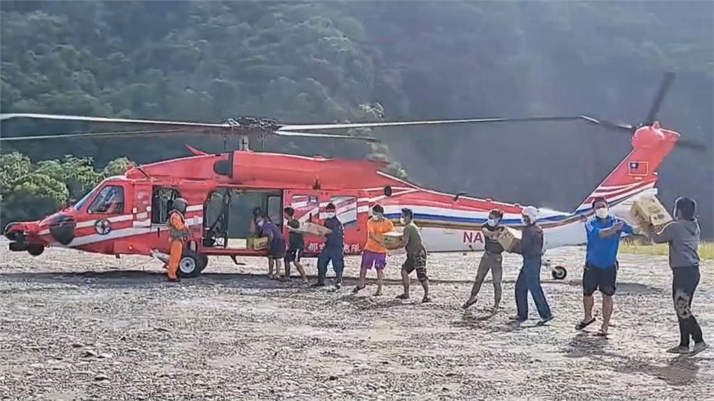 陳其邁搭直升機　挺進桃源！帶600公斤民生物資深入山區