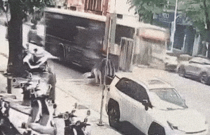 快新聞/跟死神擦身而過!單手騎Ubike「接電話」 騎士摔車險遭公車輾爆頭