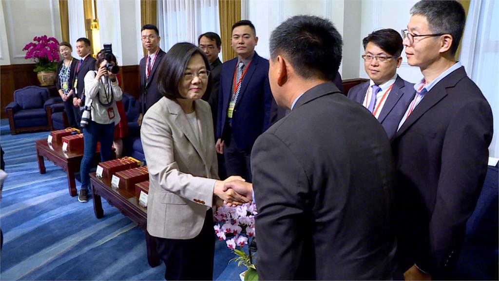 蔡英文接見十大模範農民 盼農民與政府合力拚外銷