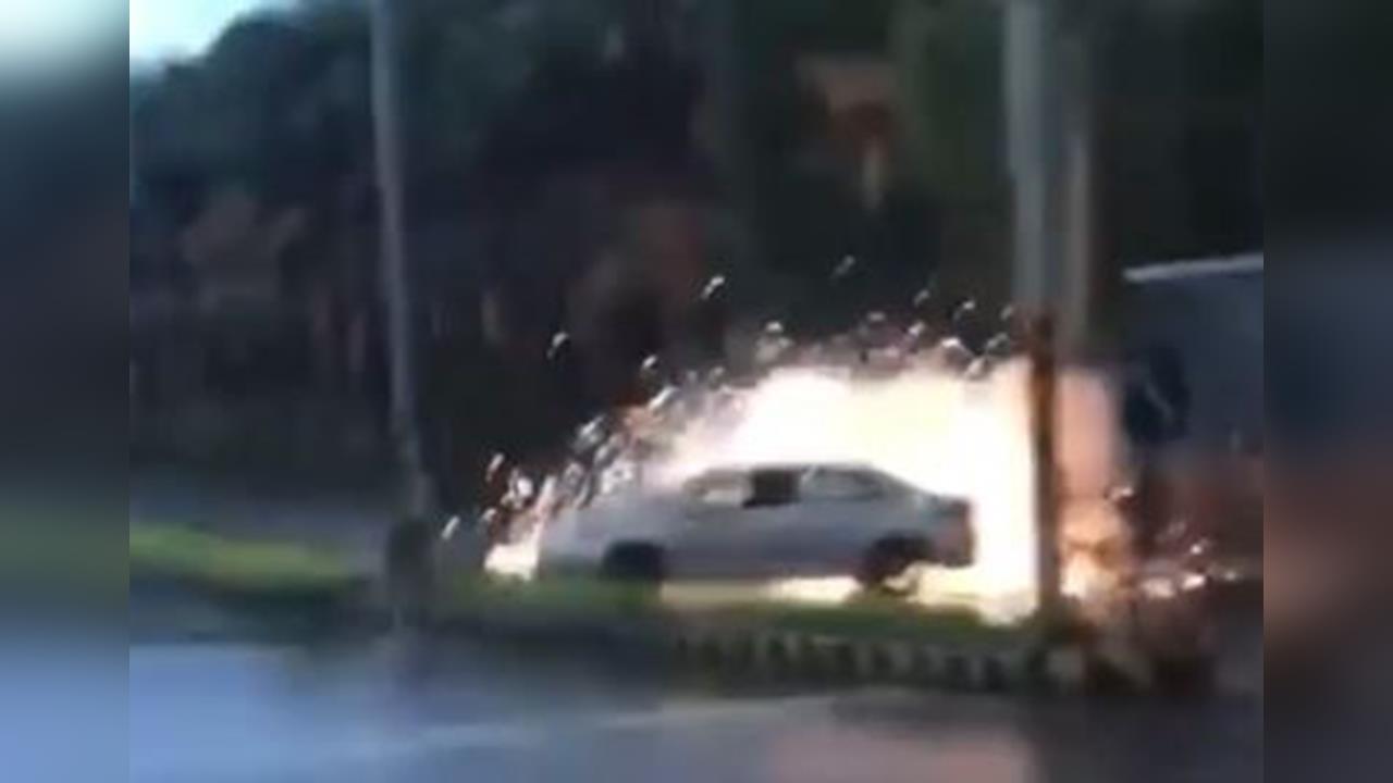 砂石車自撞電桿釀爆炸 路口交通大亂.300多戶停電