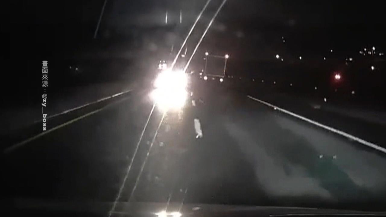 驚險!轎車快速道路逆向撞大貨車 駕駛自行脫困、被逮酒測值0.98