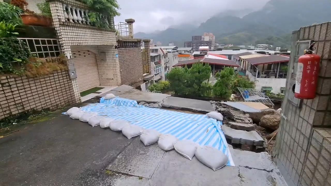 連日大雨成災!新店社區擋土牆滑落 上百人連夜撤離