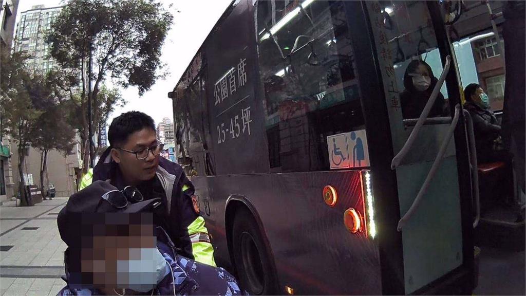 輔助器沒電男子受困路旁　警用這招平安護送返家
