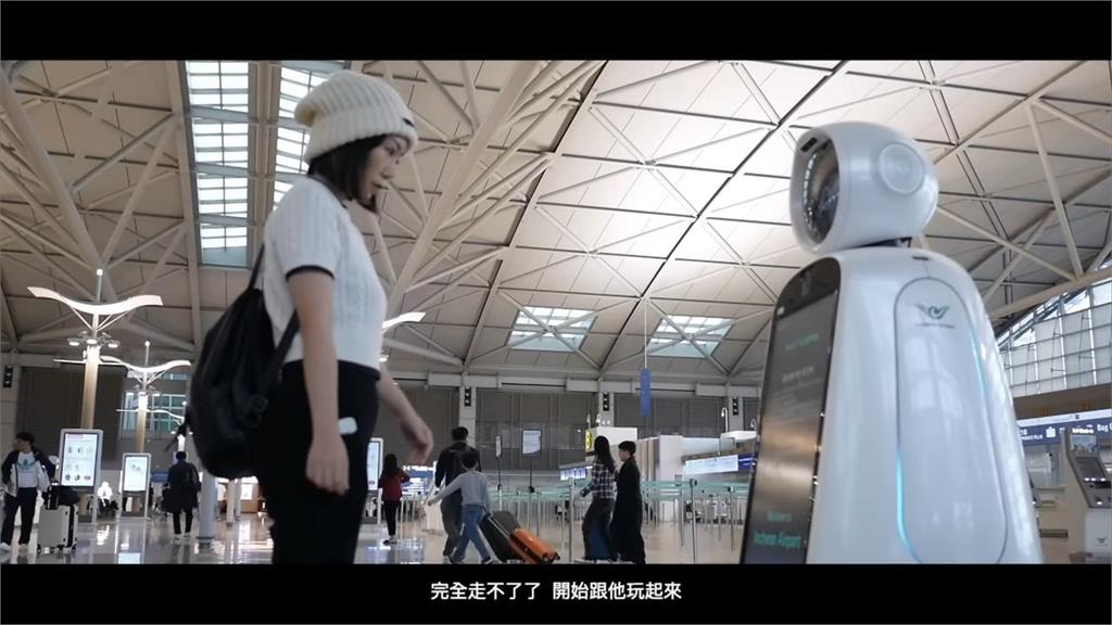 韓機場驚見超萌AI機器人　帶路拍照吸走台妞目光