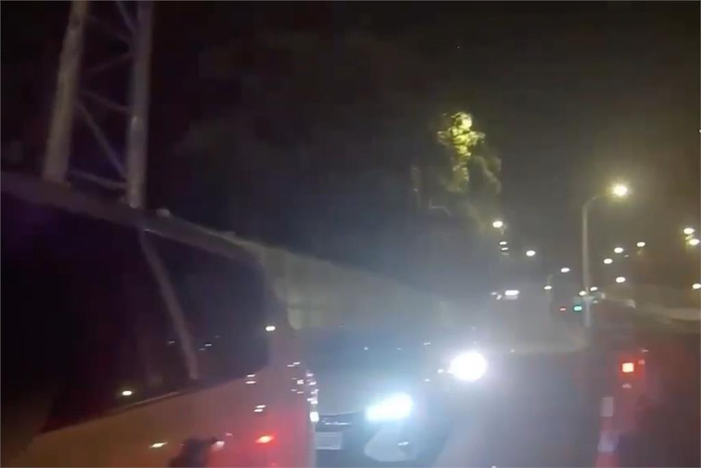 建國高架路檢「轎車離譜逆向逃離」　報案電話瞬間湧入！警追違規駕駛