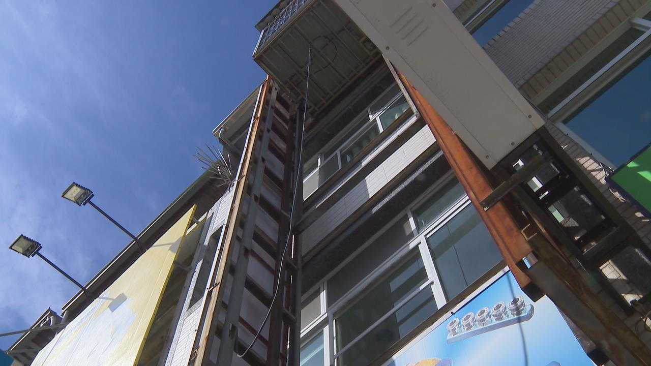 貪圖方便!高雄建材五金行 四樓外掛「升降貨梯」、民眾:好危險