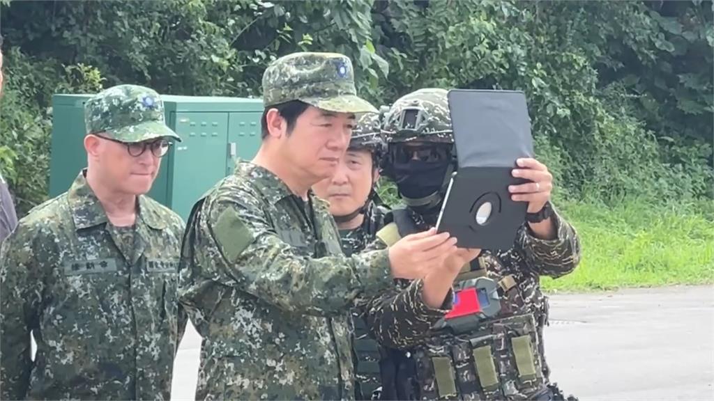 漢光４１號演習！海軍演練防禦性布雷　賴總統著迷彩服登艦視導