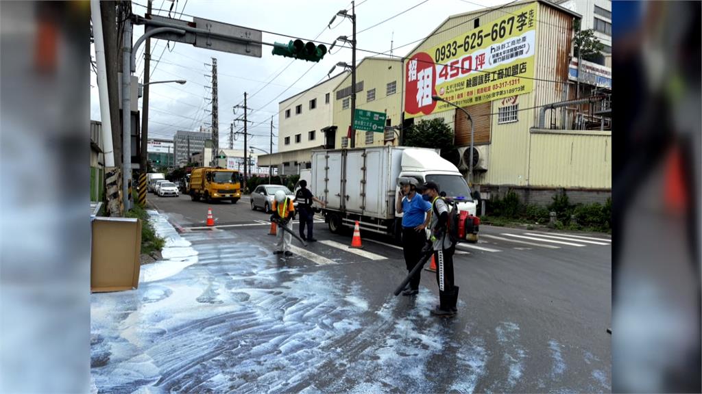 貨車載水性塗料翻倒灑車道　5名騎士摔車擦挫傷