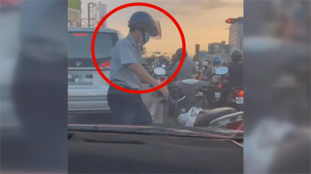 時間管理大師？阿伯紅燈丟車過馬路拿東西