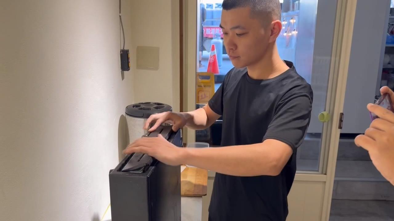磚頭砸門闖台中義大利麵店　收銀機剩１塊賊改偷汽水、面紙
