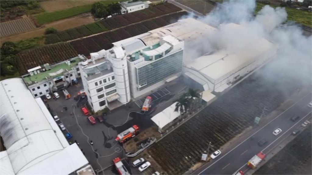 台南關廟物流廠大火　一度延燒隔壁食品廠