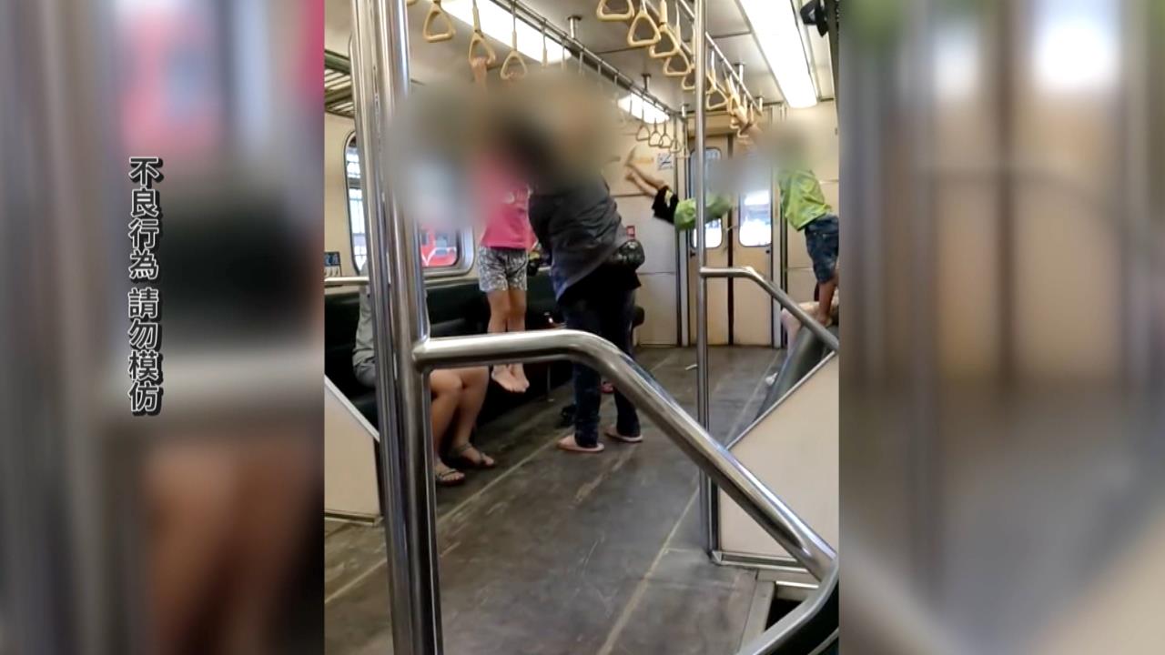 "鐵博"驚見幼童抓列車三角環狂盪　網轟：還以為是猴子園