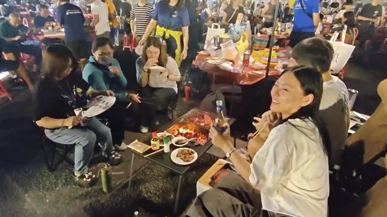 高雄前鎮漁港辦千人烤肉　現撈海味供民眾大口吃