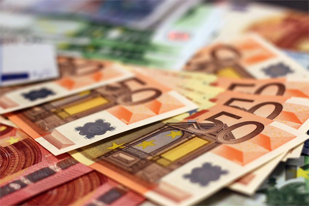 歐元區消費者信心上升 IMF上調英國經濟成長預估