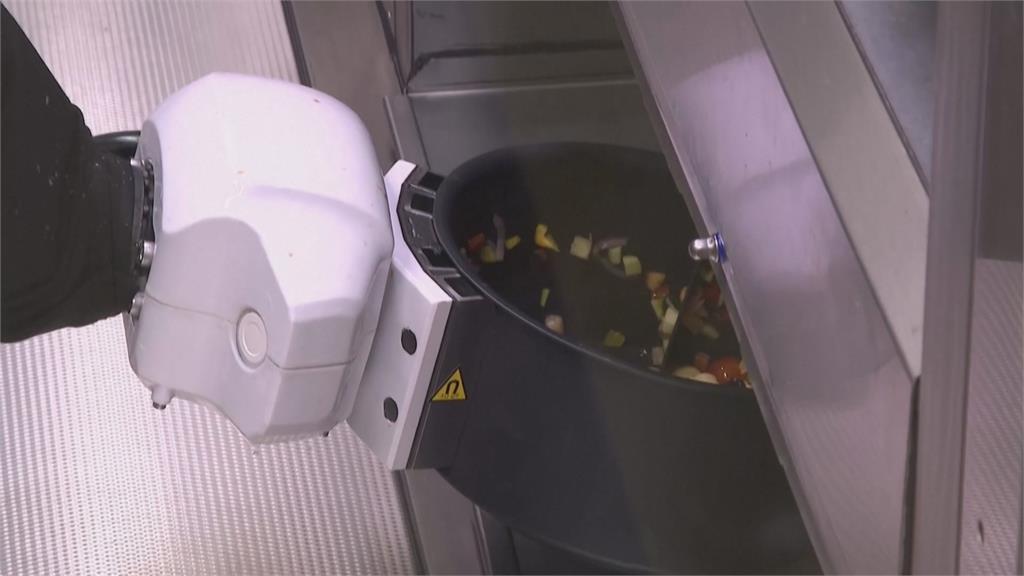 煮菜速度堪比「黑白大廚」？　德國引進機器廚房「幾分鐘就能出餐」