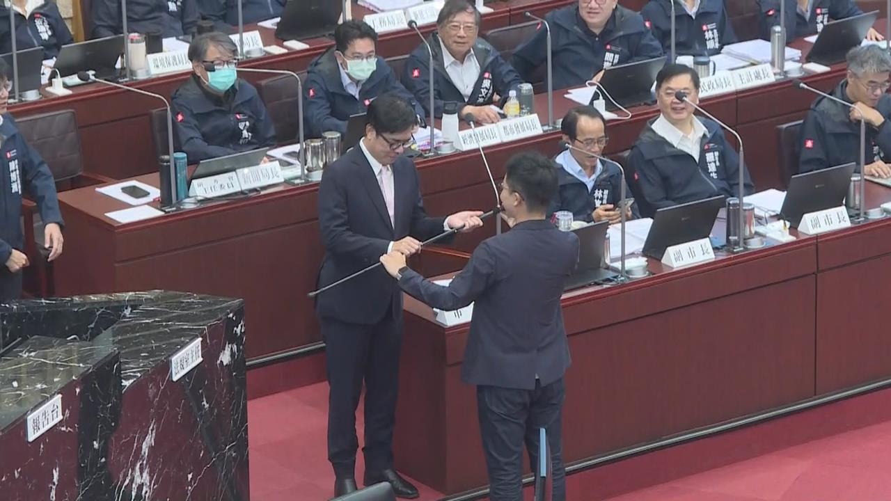 高雄市長陳其邁即將卸任　最後一次備詢！議員送「畢業禮物」