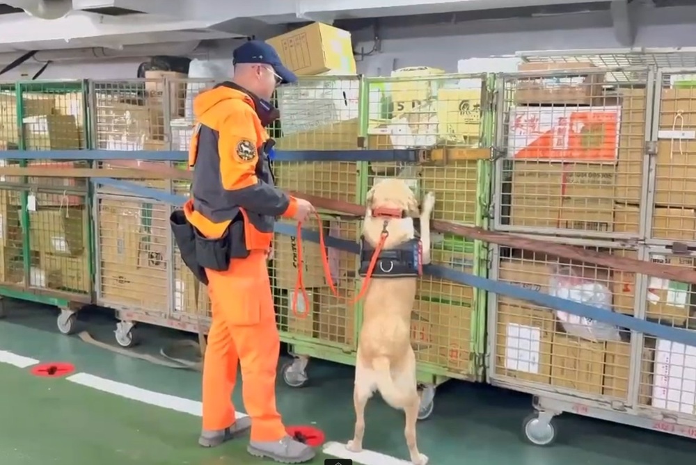 中國製電子煙藏包裹闖關 X光檢查儀結合搜救犬攔截