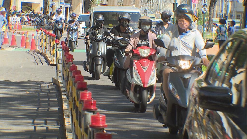 獨！施工三角錐圍到馬路中央　網友：「大順路」改「大不順路」