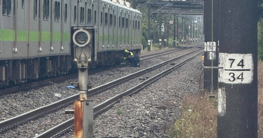 5秒內拉人脫險！騎士摔台鐵平交道「機車撞毀」　民眾搶時救援