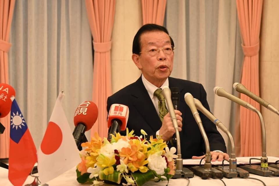 謝長廷班機「遭雷擊」畫面曝!罕見度被空姐認證他驚呼:像窗邊爆破