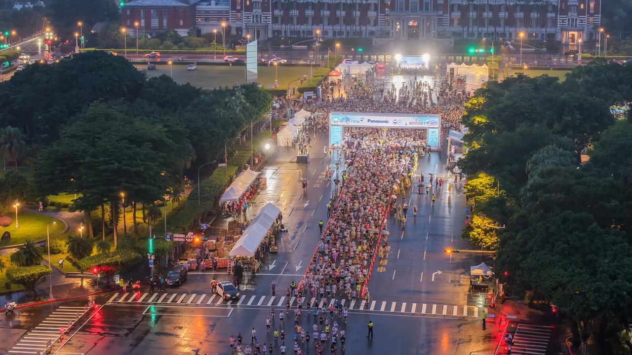 綜合／大雨澆不熄熱情！Panasonic台北城市路跑賽「YOYO家族」領萬人出發