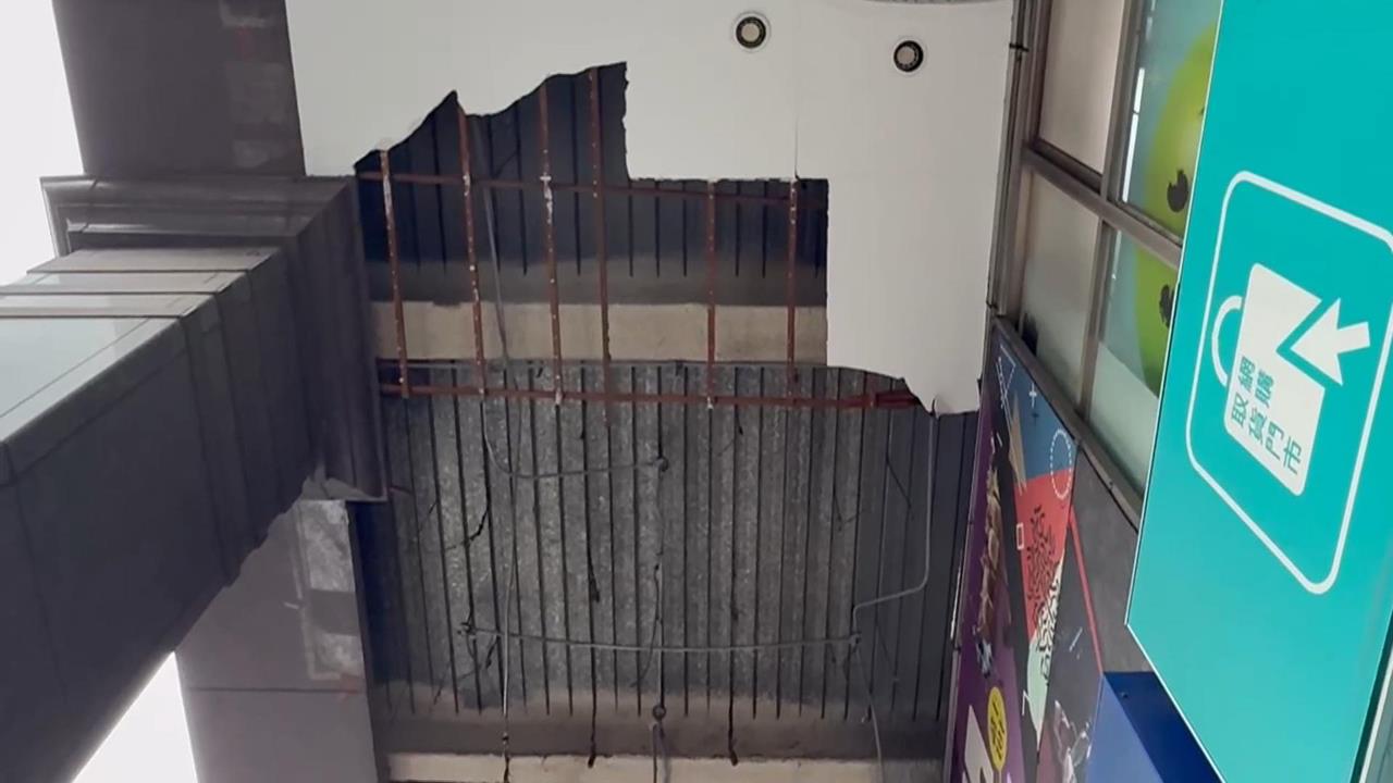 驚險! 中壢世紀廣場"天花板崩塌" 險砸用路人