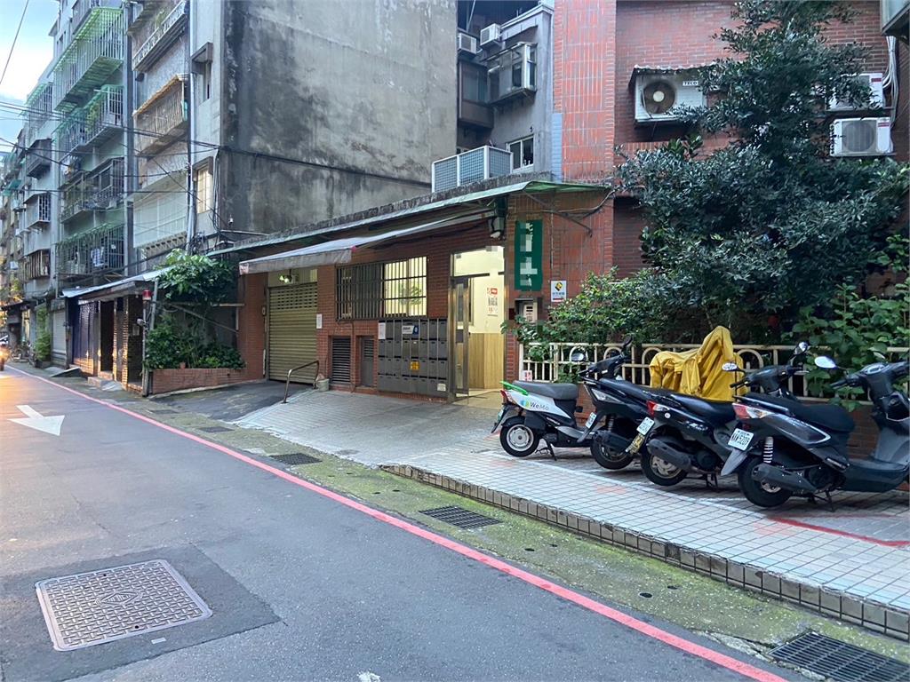 快新聞/新店驚傳命案!婦人倒臥客廳「身體發黑腫脹」 丈夫疑伴屍多日