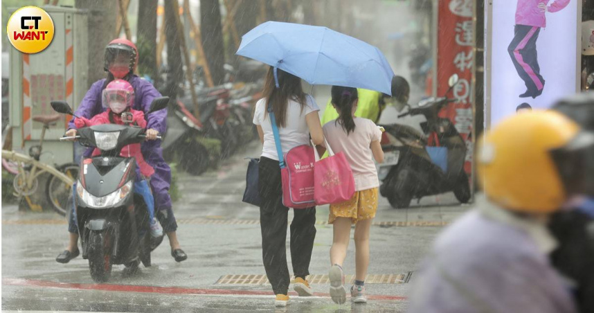 國家警報響！13縣市雨彈開炸　29地區大雷雨警戒