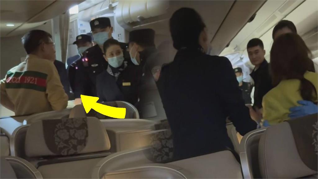 中國奧客「買2張頭等艙」堅持坐3人　害全機300人延誤改簽還豎中指