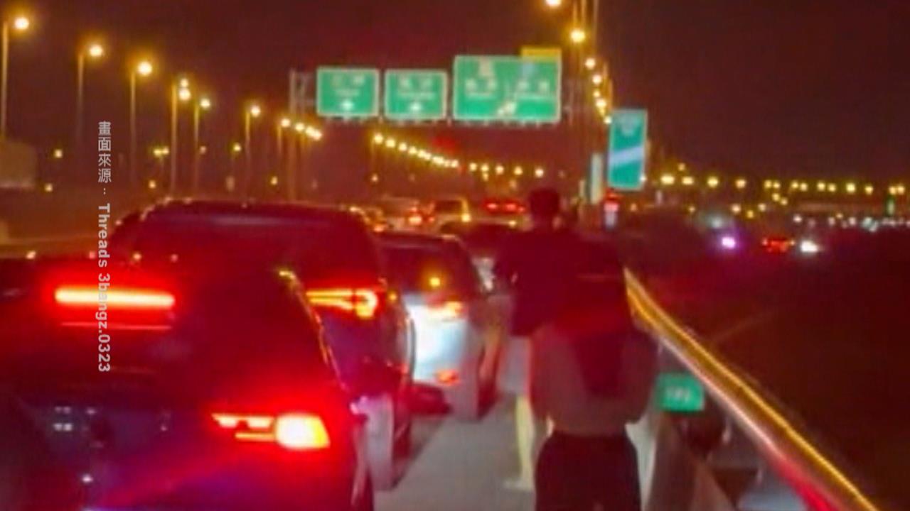 砰！國3北上彰化和美路段　聯結車爆胎害21輛車受災