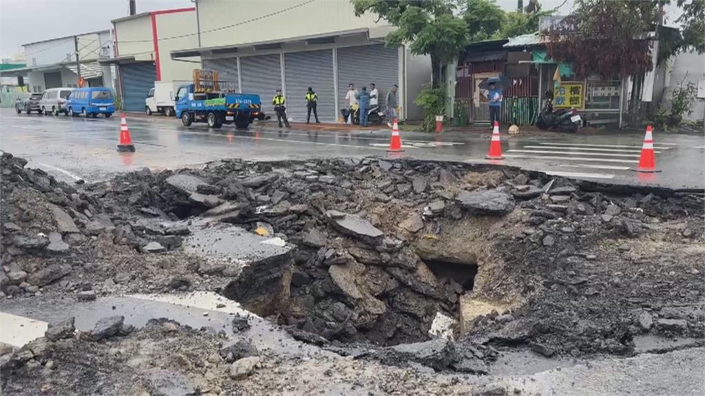 嘉義水上鄉台一線驚見大天坑　封閉南下車道搶修至少一週