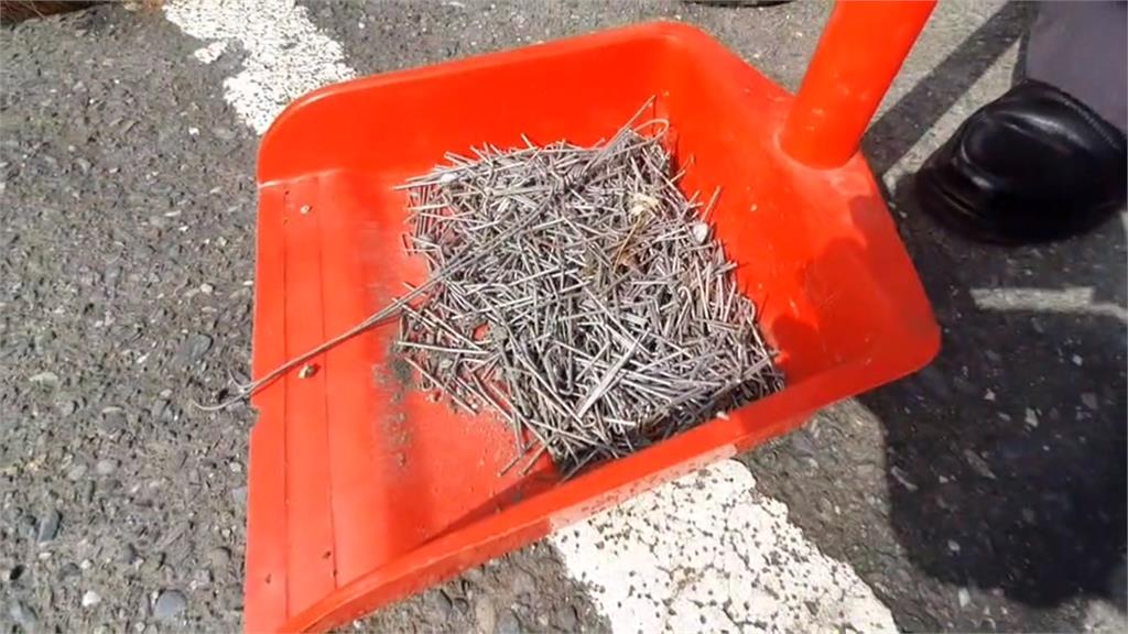 請支援磁鐵！馬路散落大量鐵釘　電信公司員工集體「掃馬路」