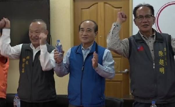 快新聞／「支持韓國瑜把市長做好」 王金平造勢不牽手喊口號，改拿這個…
