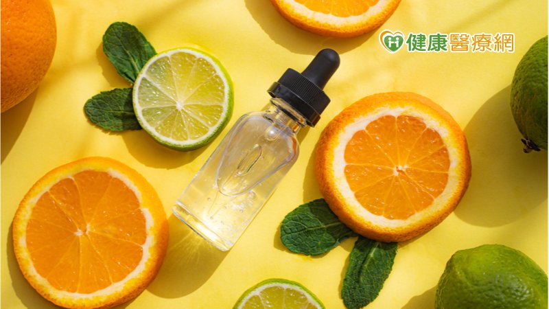 你正使用含果酸化妝品嗎？　食藥署揭「影響效果關鍵」