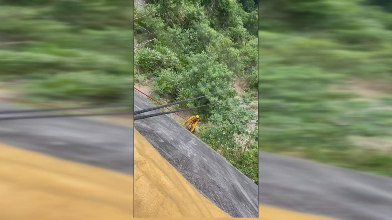 轎車自撞電線桿滑落山坡　車體一半懸空2人受困