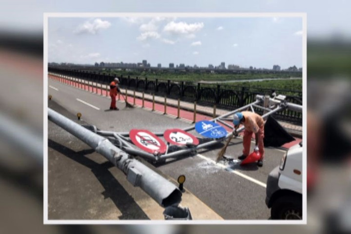 直直駛向機車道 客運撞斷限高門架