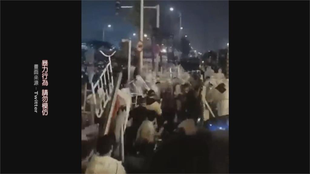 沒發津貼、新舊員工混住憂染疫　鄭州富士康暴動！警催淚瓦斯鎮壓