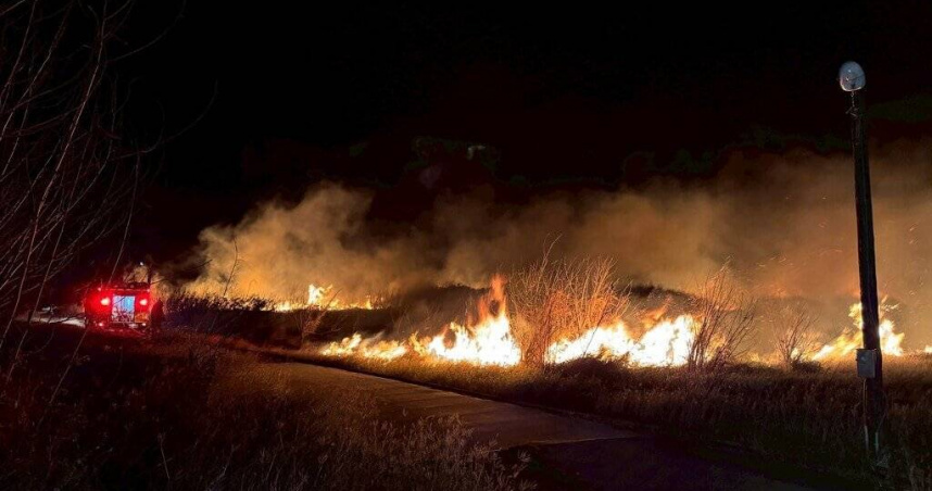 東北季風助長！澎湖望安野火狂燒10公頃　31警消緊急灌救