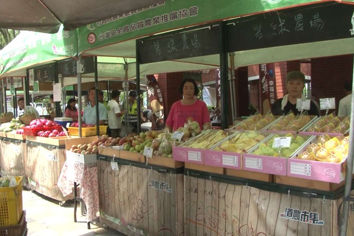 <em>香蕉</em>價跌如坐「大怒神」 蕉農前進國道銷售